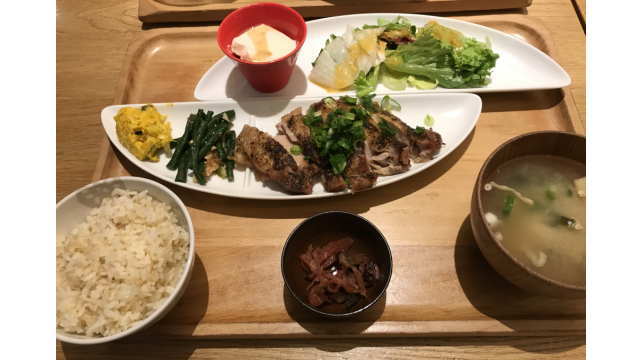 鶏の黒胡麻七味焼き（メイン料理）